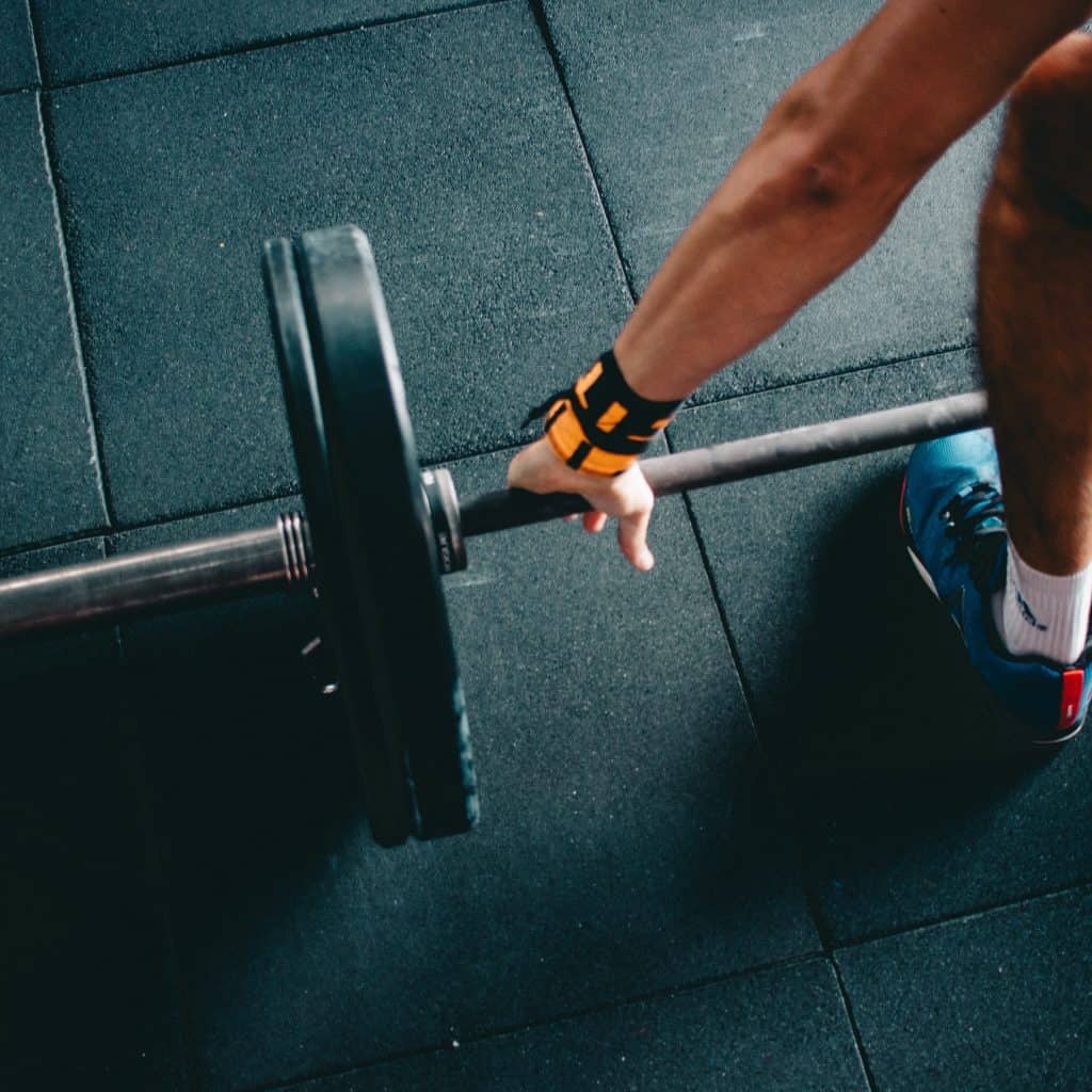 skinny guy lifting weights