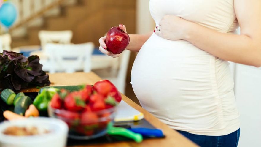 pregnant woman and healthy food